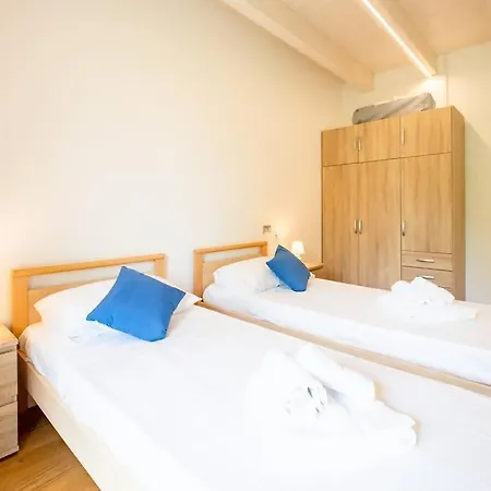 Gardaland_luxury_apartment Pool & Free Parking