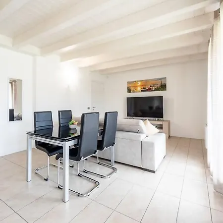 Gardaland_luxury_apartment Pool & Free Parking *